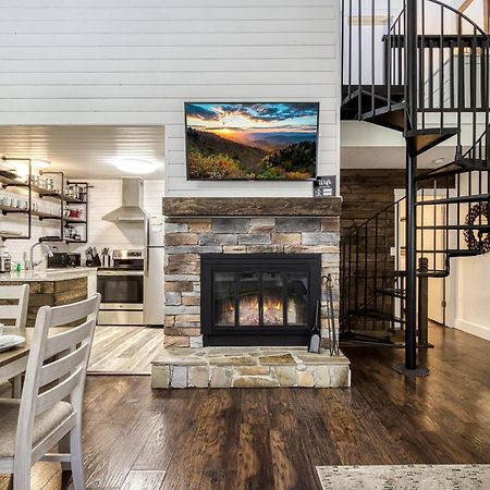 Gatlinburg Mountain Townhome With Pool Access! Exterior photo