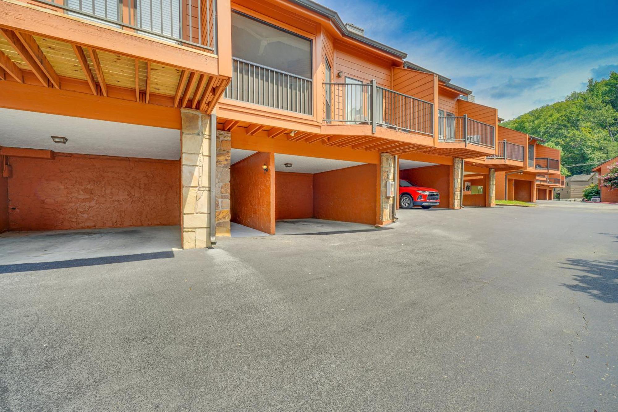 Gatlinburg Mountain Townhome With Pool Access! Exterior photo