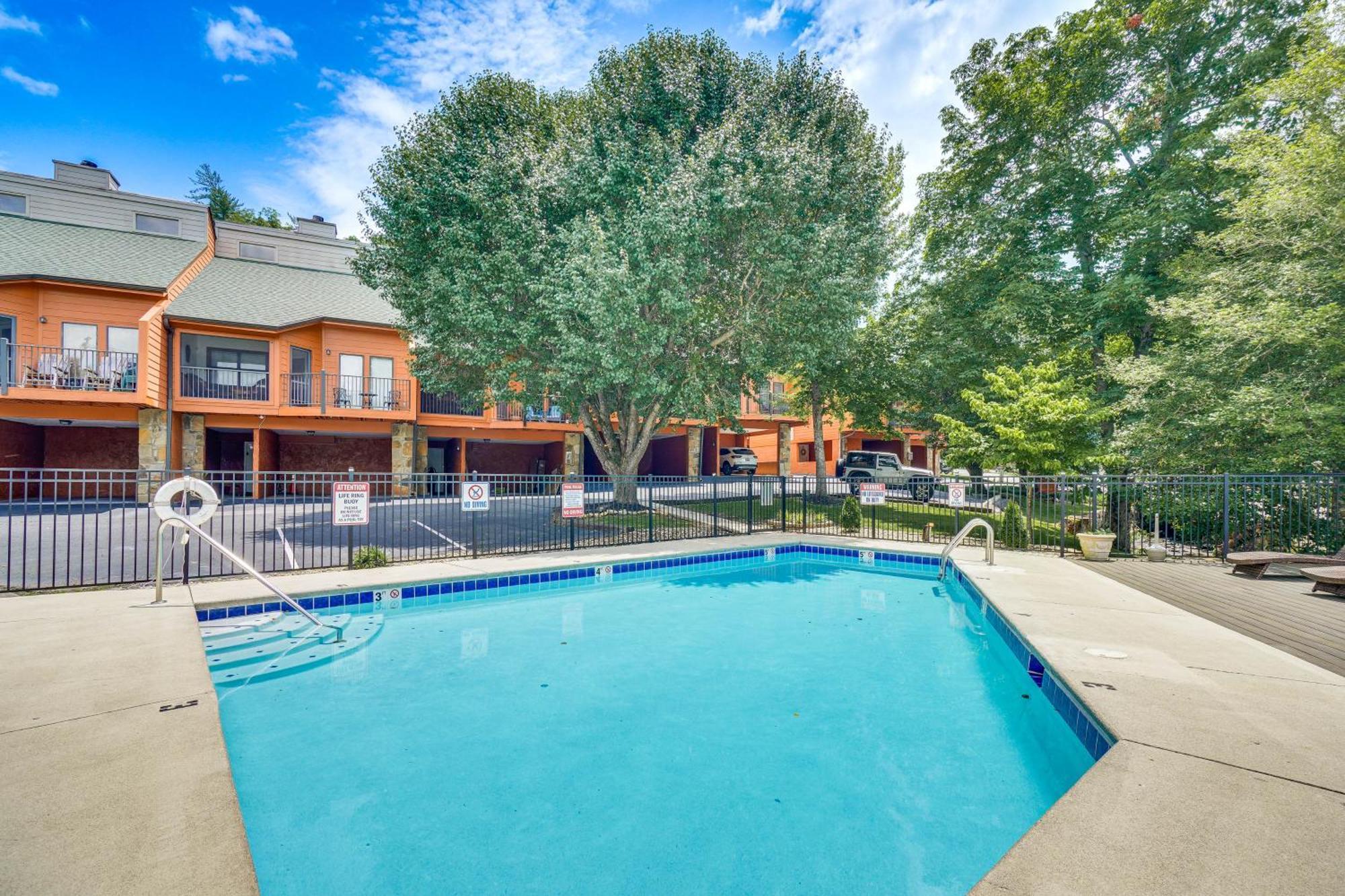 Gatlinburg Mountain Townhome With Pool Access! Exterior photo